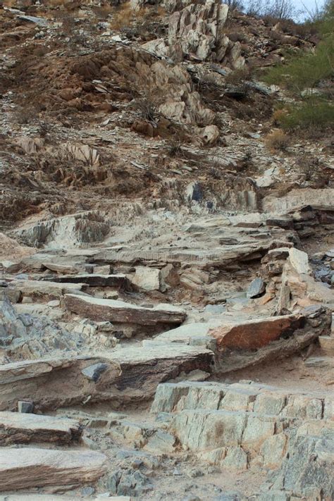 El Peligroso Terreno Rocoso Desigual Del Sendero De La Cumbre De