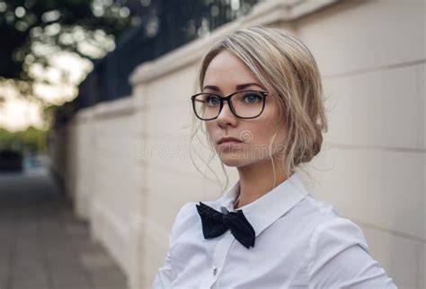 Portrait De Belle Fille Blonde En Verres Photo stock Image of modèle assez 107438782