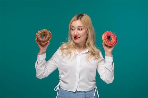 Jolie Fille Blonde Belle Jeune Fille Dans Une Chemise Blanche Soignée Se Mordant Les Lèvres Avec