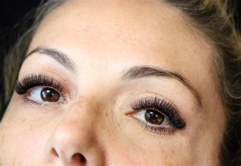 Изгиб СС и его отличие от Д: кому подойдут нарощенные ресницы