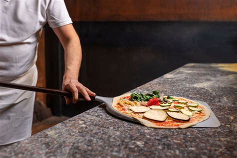 Un Pizzaiolo Bine Echipat Ghid Pentru Alegerea Ustensilelor Potrivite