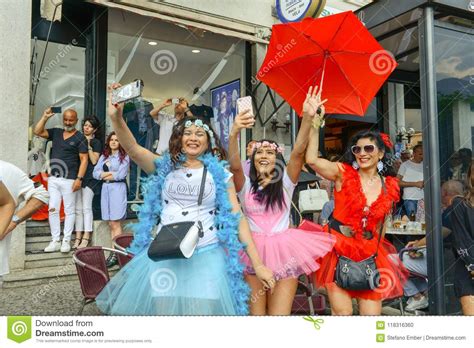 Homosexual Y Lesbiana Que Camina En El Desfile De Orgullo Gay Imagen Editorial Imagen De