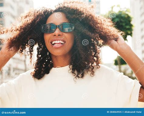 Bella Mujer Con Peinado Afro Rizado Posando Al Aire Libre Imagen De