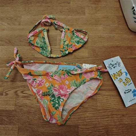 Nytt blommigt bikini sett storlek 104cm 4år Köp på Tradera 669947919