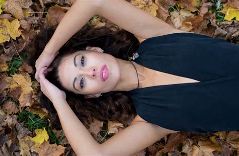 Lying Down Hd Woman Brunette Lying Down Hd Wallpaper Rare Gallery