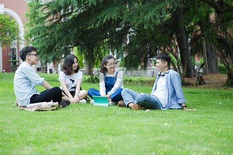 男女大学生们坐草地上聊天休息高清图片下载 正版图片500392121 摄图网