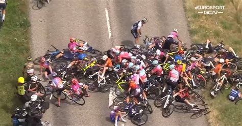 La Moitié Du Peloton Au Sol Nouvelle Chute Impressionnante Sur Le Tour De France Féminin