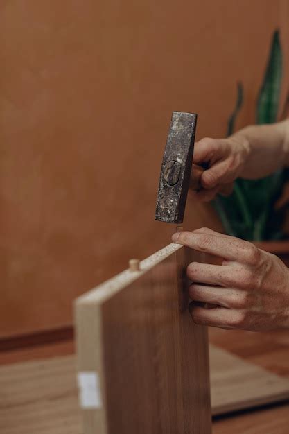 Hombre De Cultivo Martillando Tacos De Madera En Parte De La Mesa