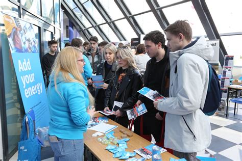 W Czniku Politechniki Opolskiej Odby Y Si Akademickie Targi Pracy