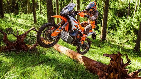 KTM 890 Adventure R 2023 - Moto CR Magazine