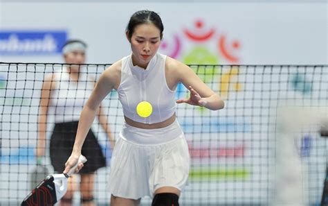 Vợ hot girl của Lý Hoàng Nam so tài diễn viên Diệp Bảo Ngọc ở sân pickleball
