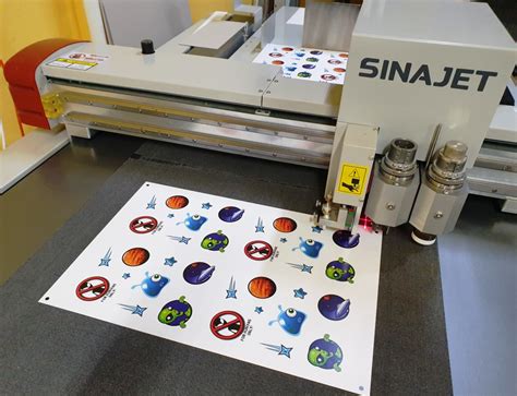 Печать на самоклеющейся пленке СПб | Широкоформатная печать