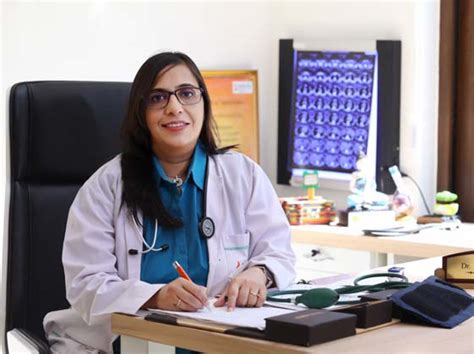 About Dr Meenakshi Jain