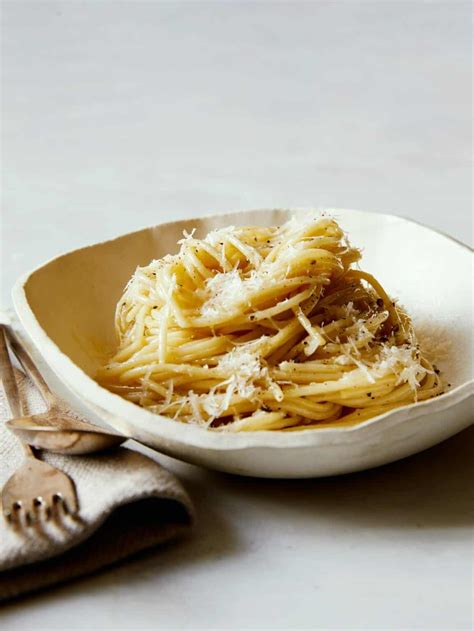 Easy Cacio e Pepe Recipe - only 4 ingredients! | Spoon Fork Bacon