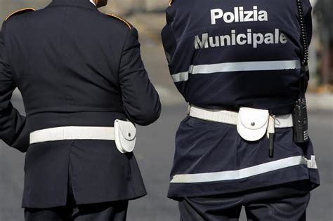 Insulti Ai Vigili Urbani Sui Social Non Reato Tutti Assolti A Torino