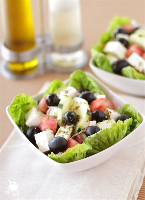 Ensalada griega con queso feta pepino y aliño de orégano