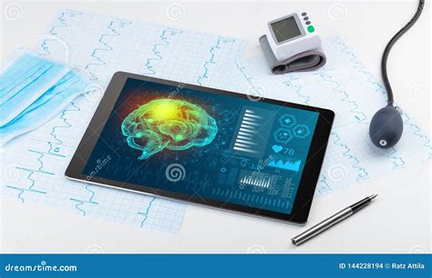 Diagn Sticos En La Tableta Con Concepto De La Funci N Del Cerebro Foto