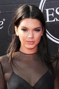 Kendall Jenner se tatúa los labios y las redes sociales se revolucionan