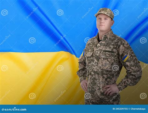 Soldado Con Uniforme De Camuflaje Militar Y Bandera Ucraniana En