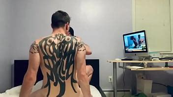 Músculo tatuado follando estilo perrito XVIDEOS