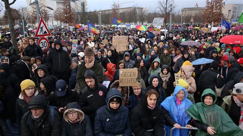 Allemagne près de 150 000 personnes manifestent contre l extrême