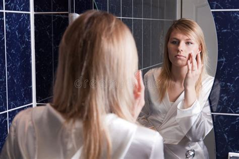 Blonde Junge Frau Im Badezimmer Das Verfassung Anwendet Stockbild Bild Von Kosmetik