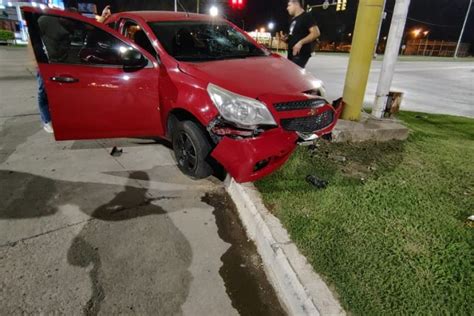 Choc Dos Autos Estacionados Y Se Dio A La Fuga Mas Tarde Termin