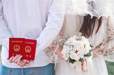 初婚人数创37年来新低 年轻人为何选择不婚？女性独立、社会包容 手机新浪网