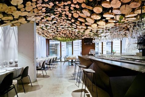 Faux Plafond Design Abritant Un Restaurant De Grillades En Espagne