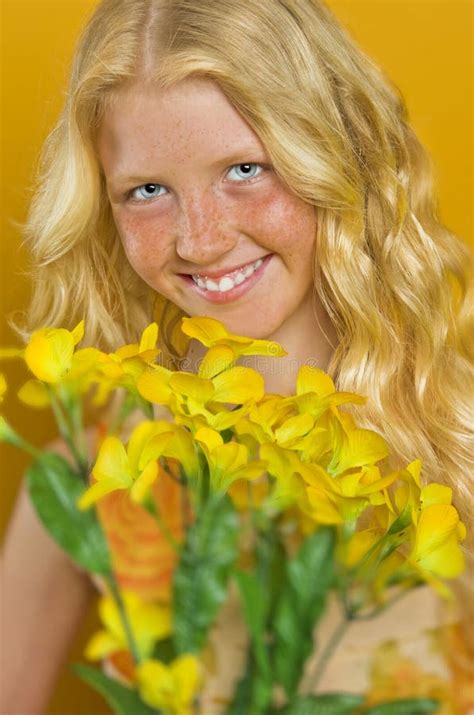 Belle Fille Blonde Avec Des Taches De Rousseur Tenant Un Bouquet Des Fleurs Image Stock Image
