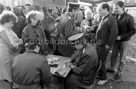 Ddr Fotoarchiv Berlin Andrang Am Grenz Bergang Invalidenstrasse In