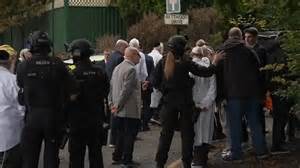 Klötze Mann bei Sex mit Pferd gefilmt Polizei jagt Tierquäler