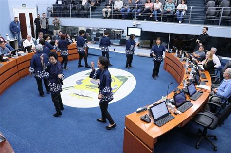 Câmara entrega moção para Grupo Bon Odori Câmara Municipal