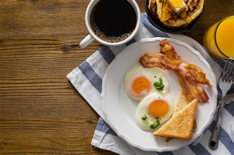 Premium Photo American Breakfast With Sunny Side Up Eggs Bacon