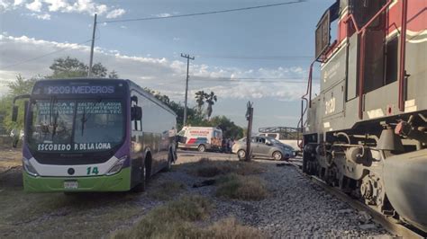 Cami N De La Ruta Choca Contra El Tren En Escobedo Hay Heridos