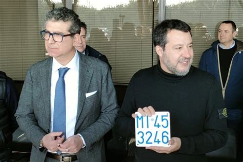 Salvini Assegna La Prima Targa Storica A Una Vespa Super Sport Del 1965