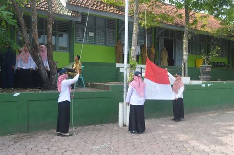 UPACARA BENDERA MEMPERINGATI HUT GURU 2023 SMKN 1 Panggungrejo