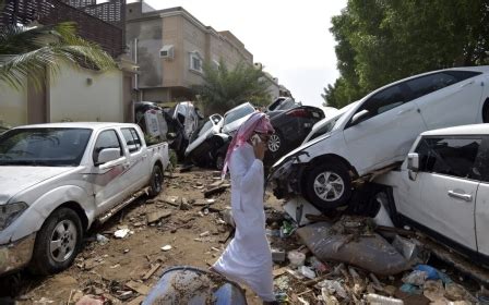 Saudi Arabia: Flash floods hit Mecca as people told to expect more rain ...