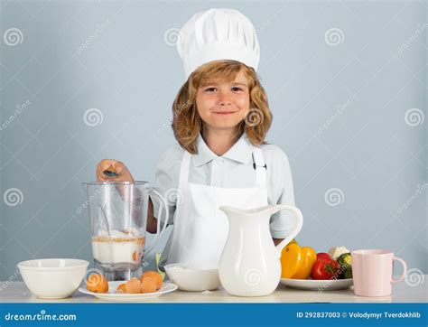 Portrait D Un Enfant De 7 8 Ans En Casquette Et Tablier De Cuisson