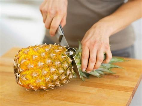 Video Comment D Couper Un Ananas En Spirale Femme Actuelle Le Mag