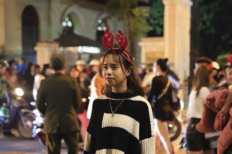 Noel Hot girl Sài Gòn Hà Nội mọc sừng dạo phố đêm