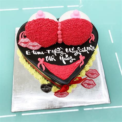 Bánh kem sinh nhật 18 tạo hình cặp ngực mặc bikini đỏ phủ socola độc đáo Bánh Kem Ngộ Nghĩnh