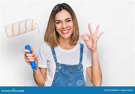 Jeune Fille Blonde Tenant Rouleau Peintre Faire Ok Signe Avec Les Doigts Sourire Amical