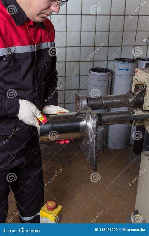 O Homem De Funcionamento Produz A Tubula O Do Metal Imagem De Stock