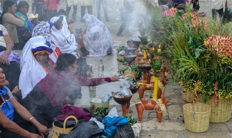 Oraciones Frente A La Iglesia En San Juan Chamula Chiapas Imagen