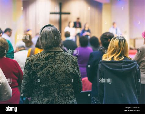 Congregación Cristiana Adorar A Dios Juntos Fotografía De Stock Alamy