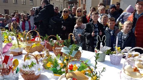 Co znalazło się w koszyczkach Święconka w kościołach i na placach