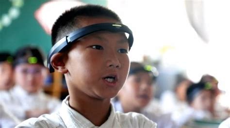 Фейк: «В Китае на школьников одевают «ободки верности», чтобы ...