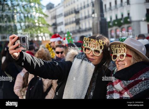 Madrid, Spain. 30th Dec, 2023. People gathering at Puerta del Sol to ...