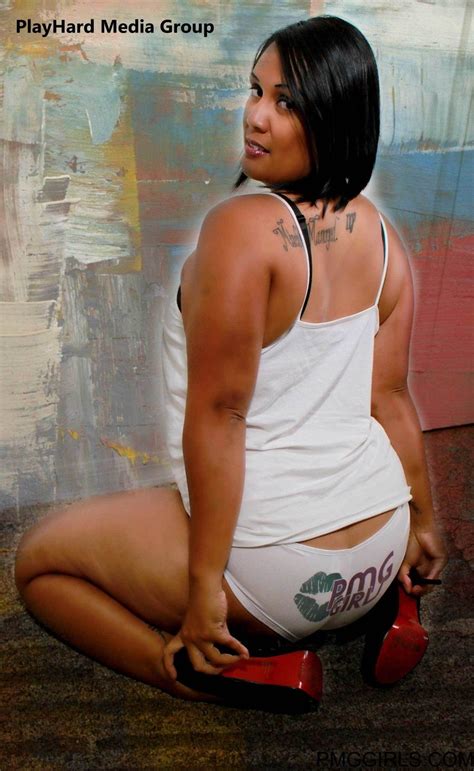 Lovely Brunette Chick Puts Her Big Round Ass On Display 15 Photos